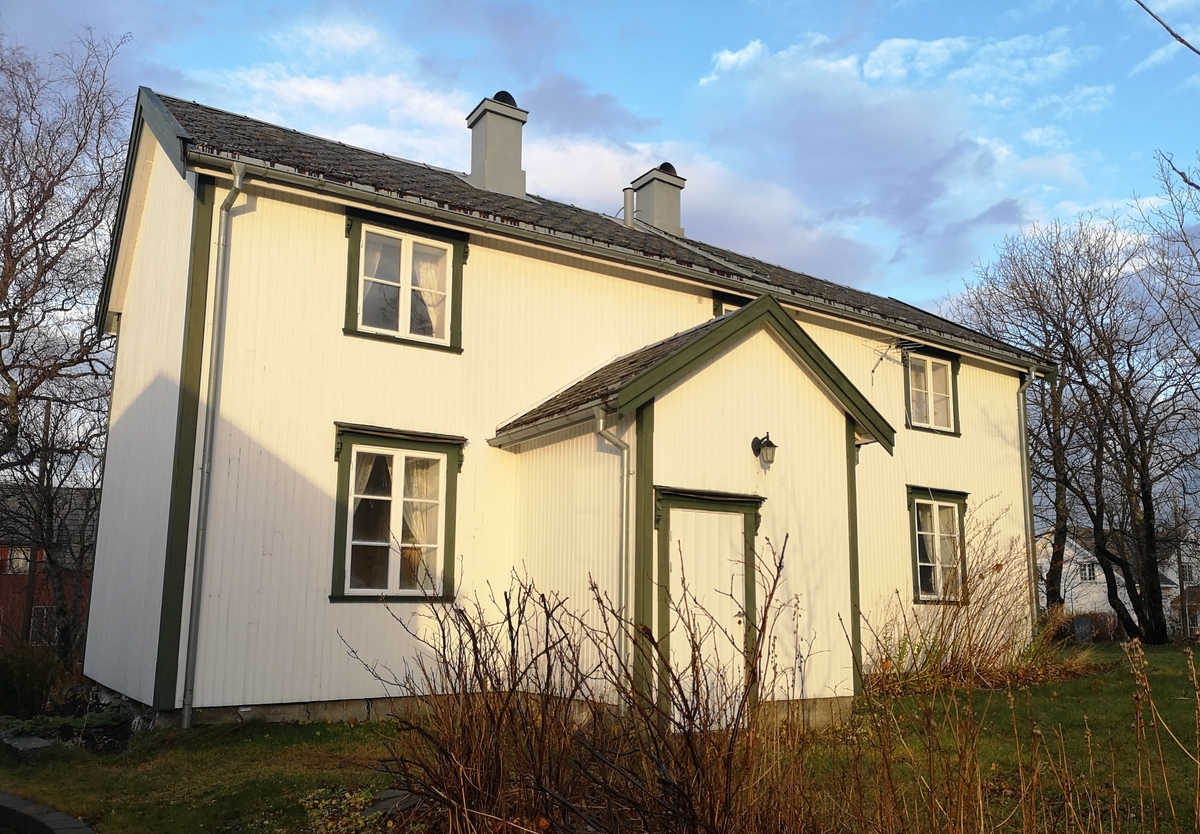 Klokkergården ble bygd i 1823 som skole, bolig for klokkeren med familie og internat for skoleelevene. Mesteparten av bygningen er i tømmer, men et mindre tilbygg på baksiden består av reisverk. 