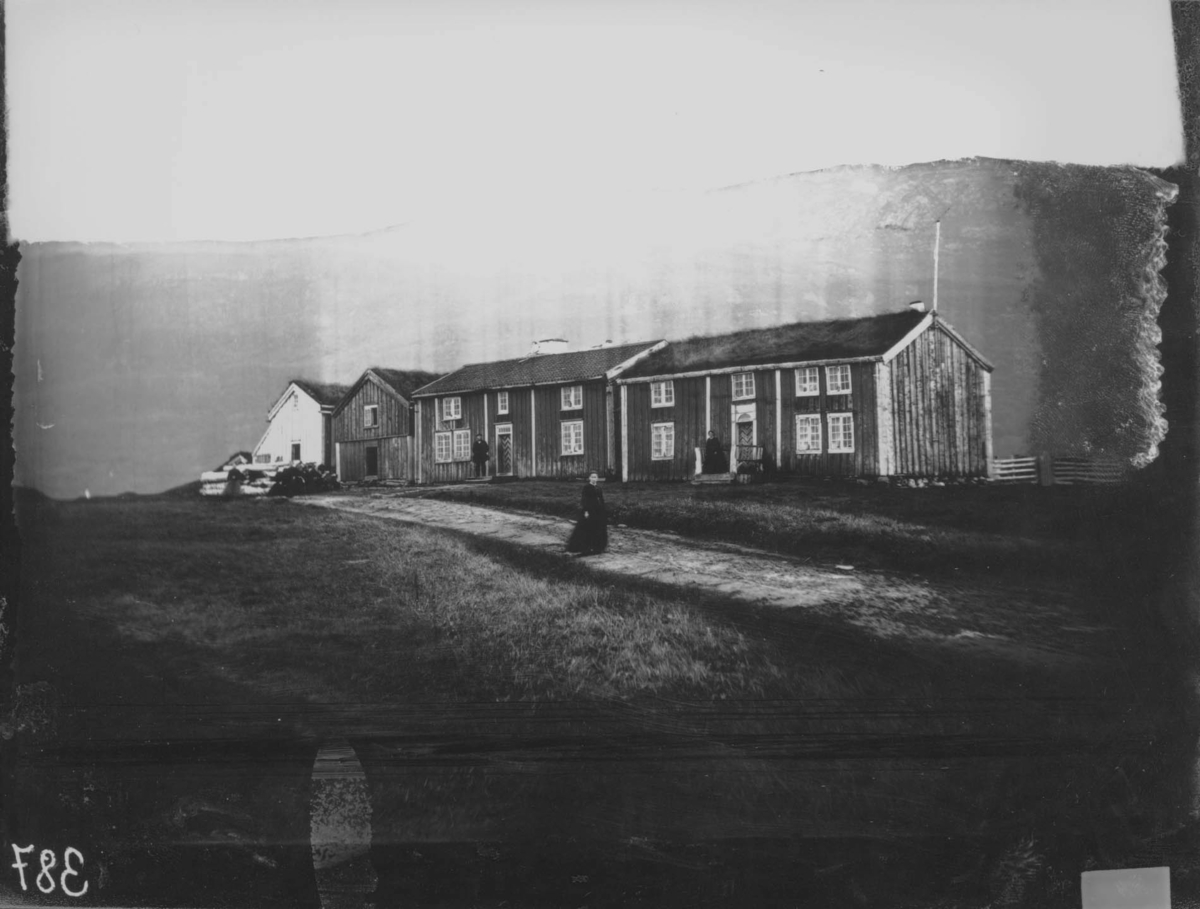 Klokkergården ble bygd i 1823 som skole, bolig for klokkeren med familie og internat for skoleelevene. Mesteparten av bygningen er i tømmer, men et mindre tilbygg på baksiden består av reisverk. 