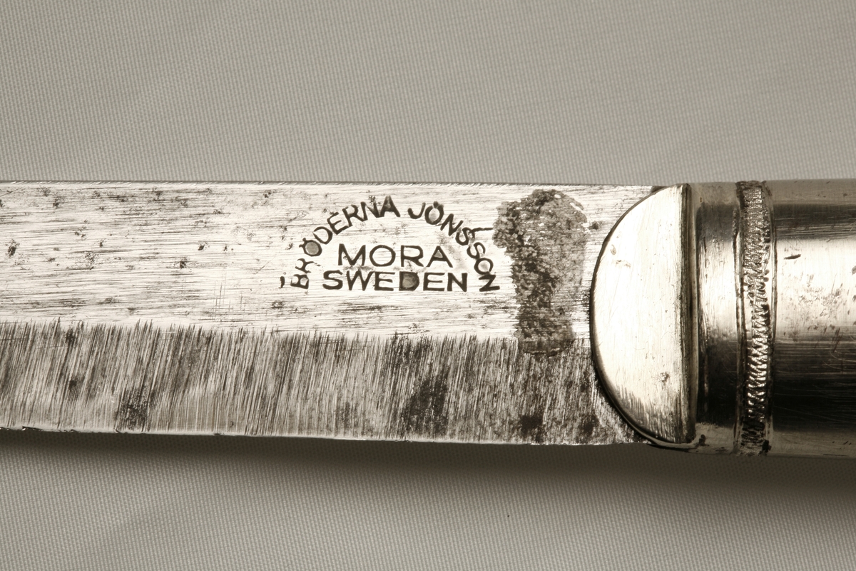 Kniven er inspirert av av Ole Jacobsen Westby (1875-1954) fra Nord Odal. Han lagde sine kniver av hvalrosstann. Knivmakeren Gisle Haaland reddet disse knivene for 20-30 år siden. Jonny Borge bygger videre på denne tradisjonen. 