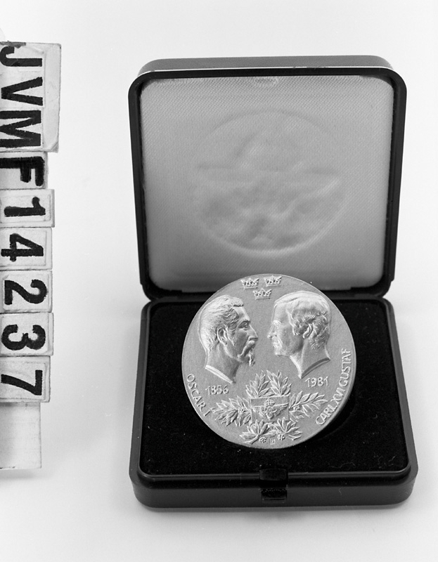 Minnesmynt av guld från SJ:s 125 årsjubileum.
På framsidan Oscar 1:e ocg Karl XVI Gustaf, och på baksidan guden Merkurius hållande ett ellok och ett ånglok. Runt kanten texten Statens Järnvägar.