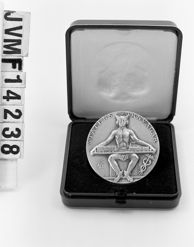 Minnesmynt av silver från SJ:s 125 årsjubileum.
På framsidan Oscar 1:e ocg Karl XVI Gustaf, och på baksidan guden Merkurius hållande ett ellok och ett ånglok. Runt kanten texten Statens Järnvägar.