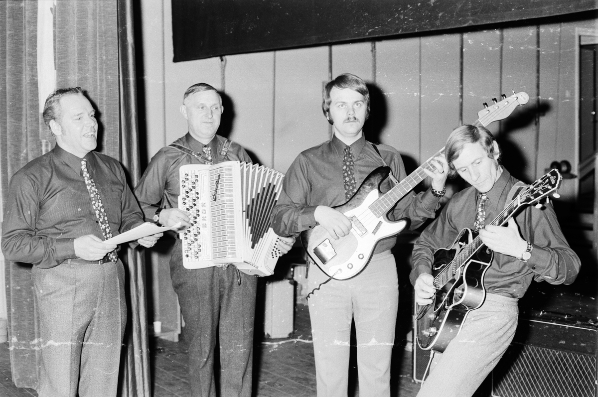 Allsång i Tierpsaulan, Tierp, Uppland februari 1972