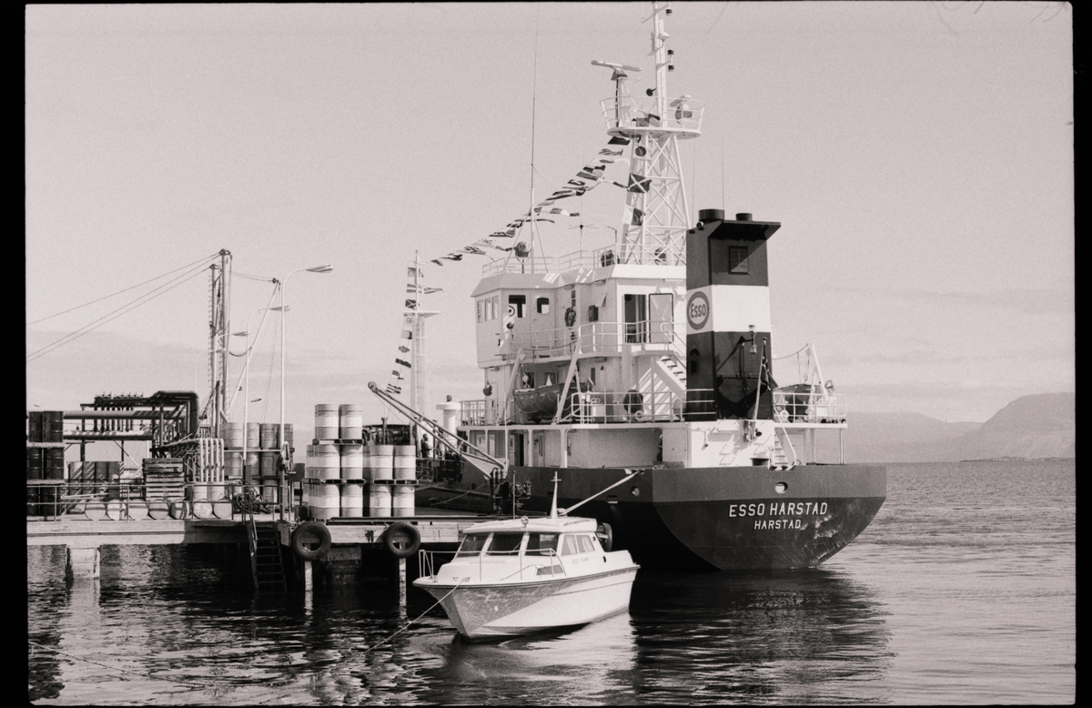 M/T "Esso Harstad" ved Essokaia i Samasjøen.