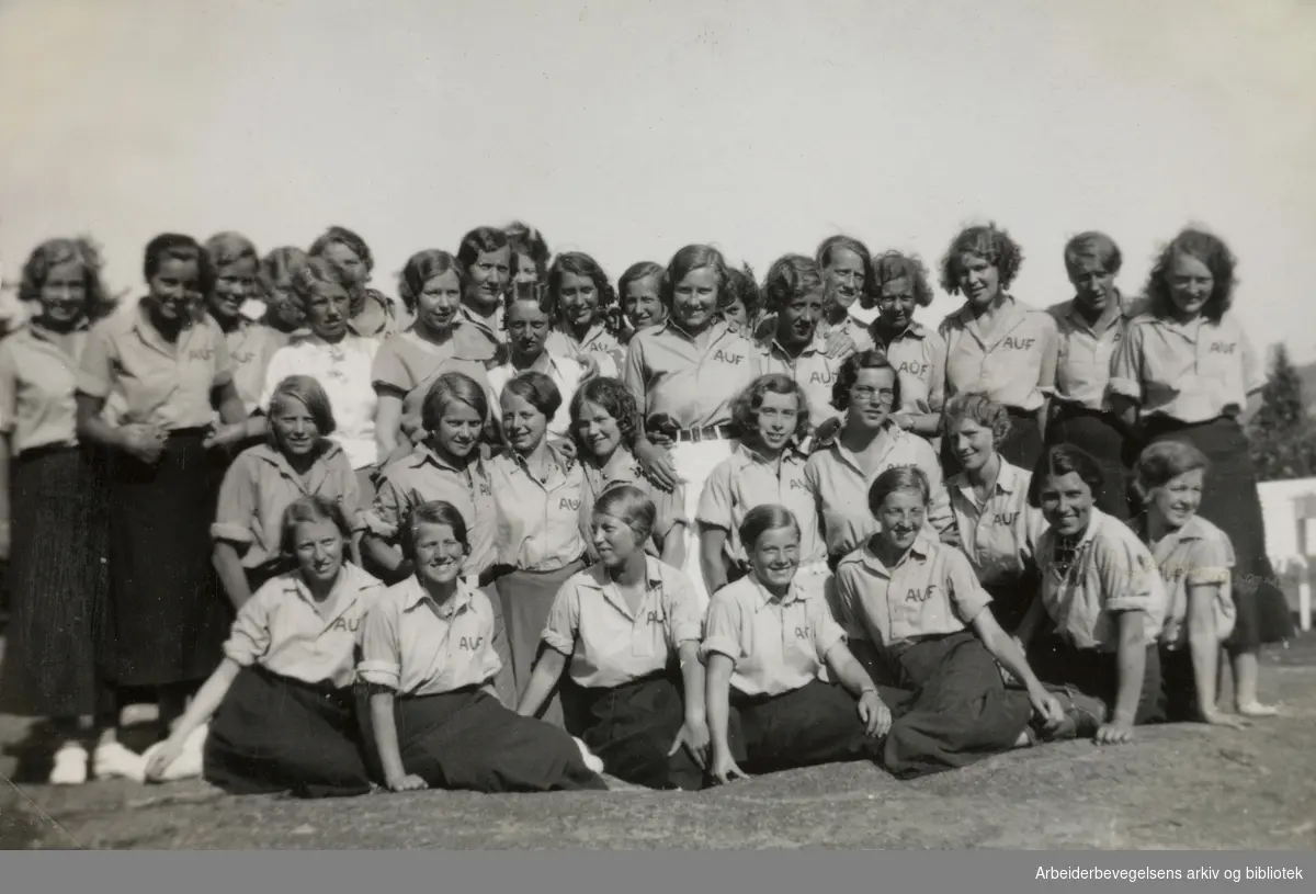 AUF's landsleir på Granholmen utenfor Sandefjord i juli 1933..Kvinnelige deltagere. Sittende som nummer tre fra venstre: Tulla Bratvold Nergaard. .Sittende helt til høyre: Else Solveig Lunde (senere Hansen). .Stående i bakerste rekke som nummer to fra venstre: Anna Johansen (senere Egge) og Ella Marthinsen (senere Strømsnes).