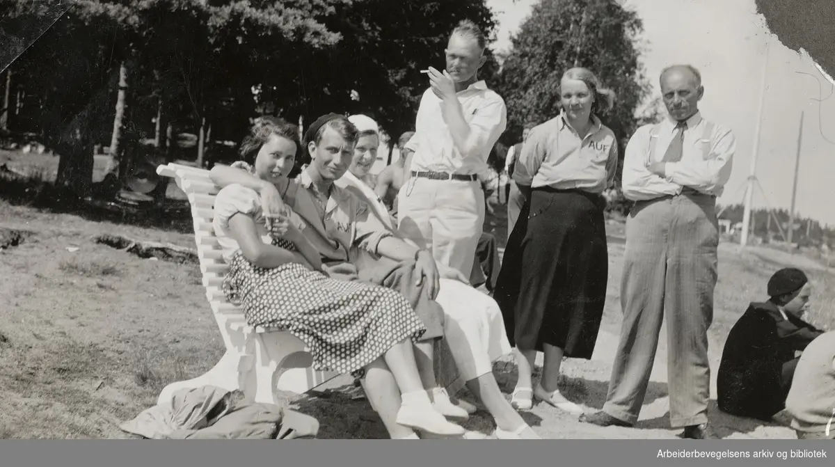 AUF's landsleir på Granholmen utenfor Sandefjord i juli 1933..Martin Tranmæl til høyre.