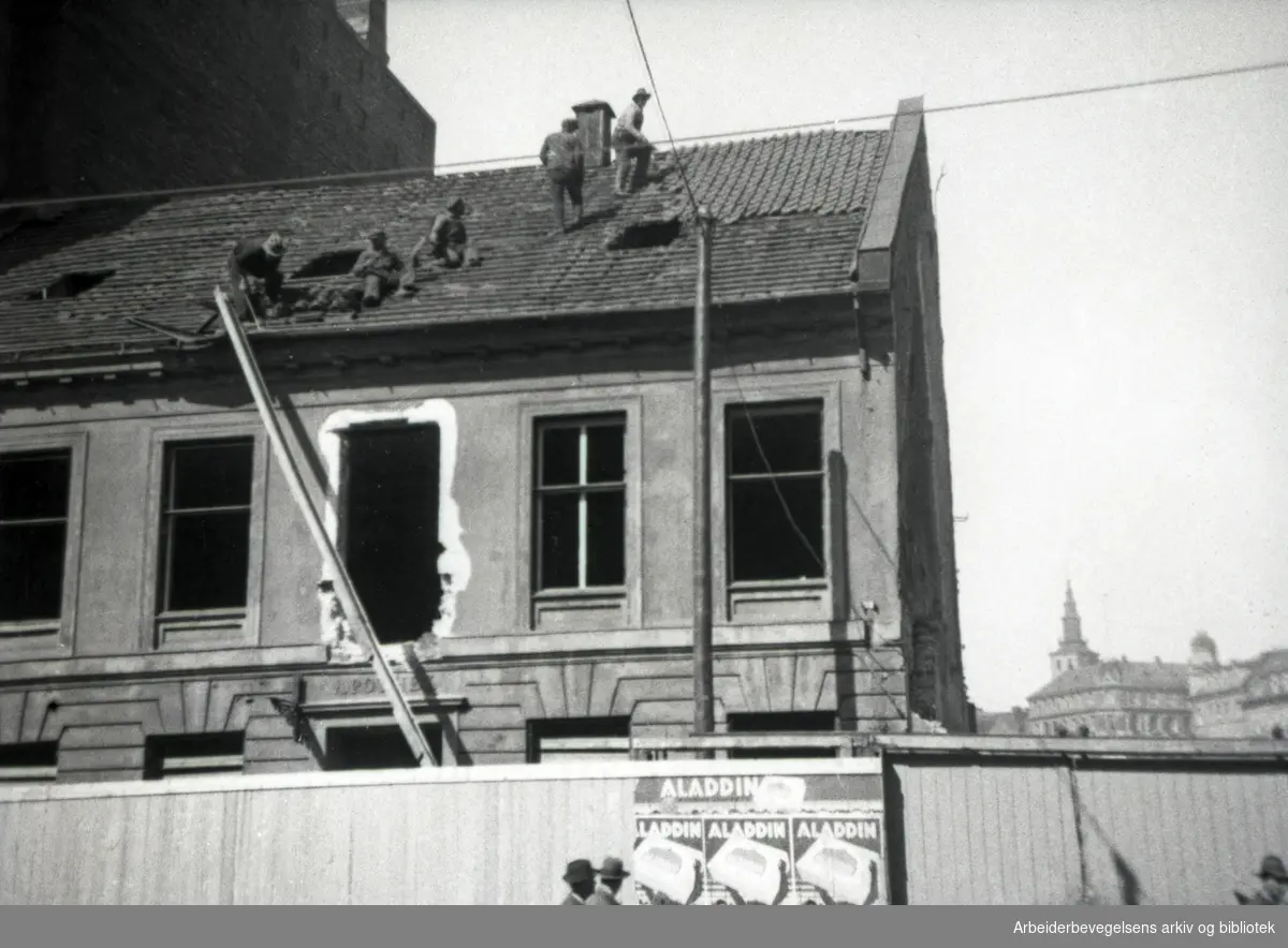 Riving av Storgata 23 i forbindelse med byggingen av Folketeaterbygningen,.1932-3