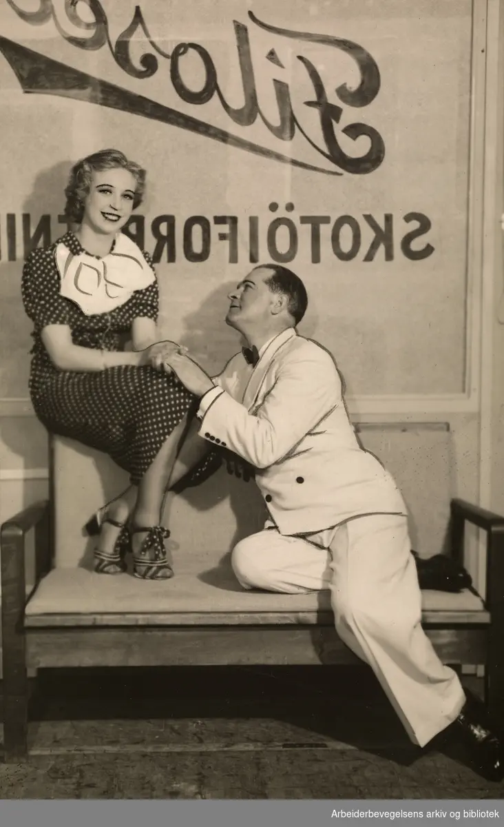 Wenche Foss og Conrad Arnesen i stykket "Min søster og jeg" på Carl Johan Teatret 1938.