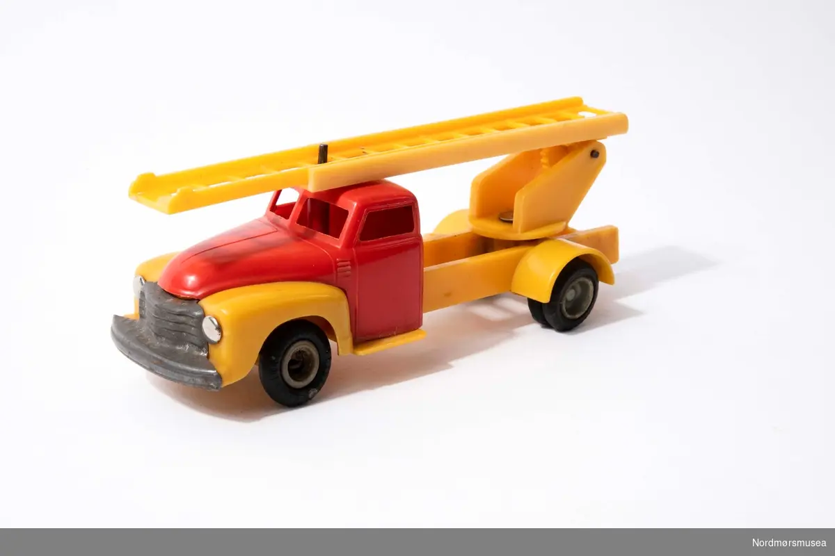 Lego semitrailer med Esso-logo. Lastebilen har to sett hjul, med trillinghjul bak. Traileren har to ulike sett. Traileren er av tre, lastebilen i hardplast. Begge deler kobles sammen med en knapp. På toppen av førerhuset kan man styre framhjulene. Biten til selve styret mangler. Medfølger stige i plast som kan kneppes på lastebilen framfor traileren.