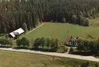Flygfoto över fastighet Årydström 1 på Vetlandavägen utanför Landsbro i Vetlanda kommun.