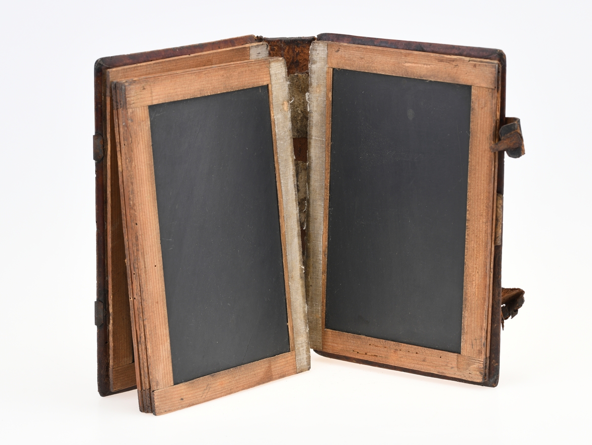 7 stk tosidig steintavler innbundet i helt skinnbind med fast rygg med permer av tre og 2 hengsler i front. Steintavlene er enkeltvis innrammet i tre. På bakpermen er det innlimt en liten hylse av skinn/pergament til en griffel under forsatspapiret. Steintavlene har vært festet på 3 stk brede lerretsbånd i ryggen. Boken har vært reparert sekundært.