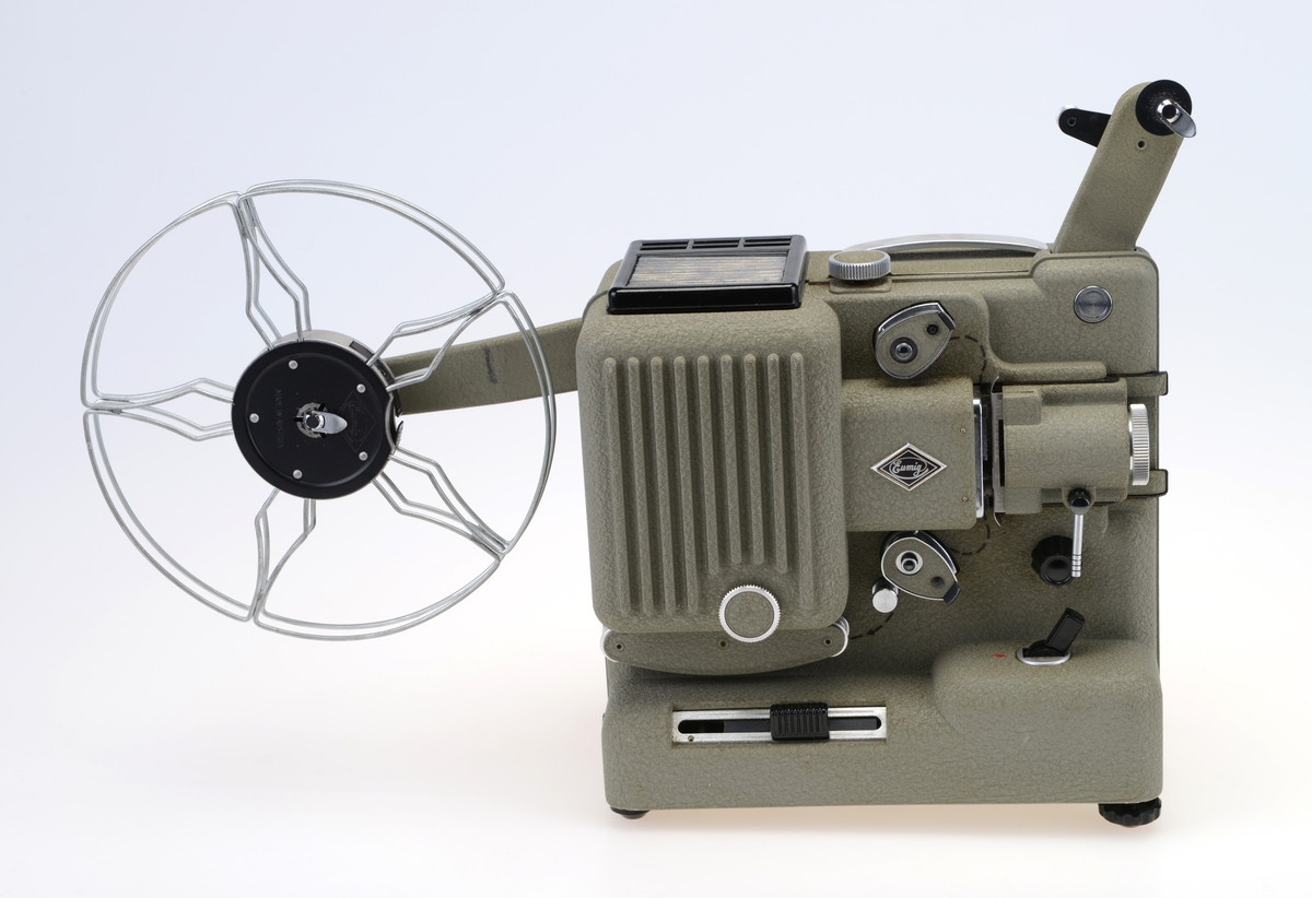 Koffert med filmprojektor og kabel, til 8mm film.