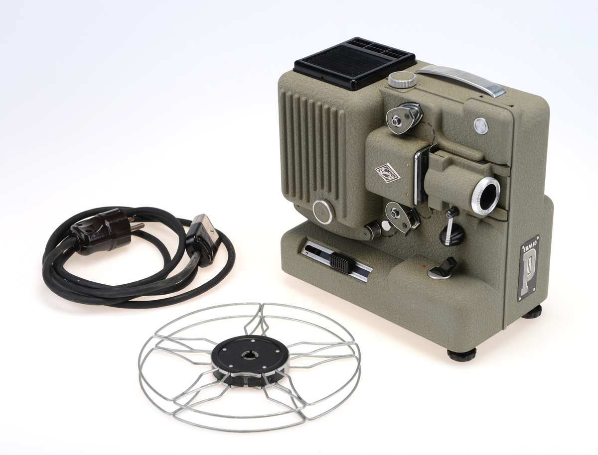 Koffert med filmprojektor og kabel, til 8mm film.