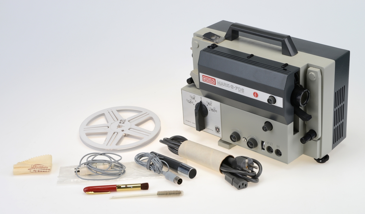 Filmprojektor med trekk, til 8mm film.