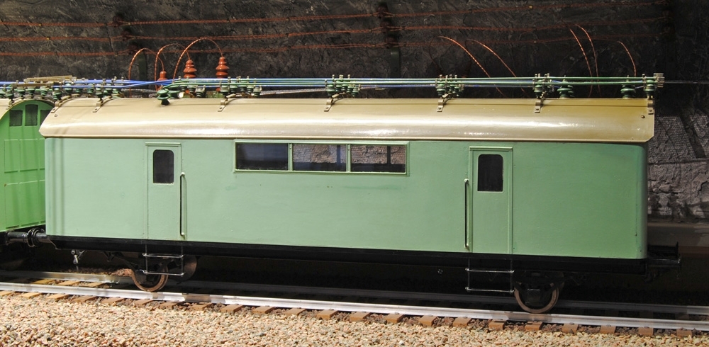 Modell av omformarevagn/ställverksvagn i grönmålad plåt.
Skala 1:20.