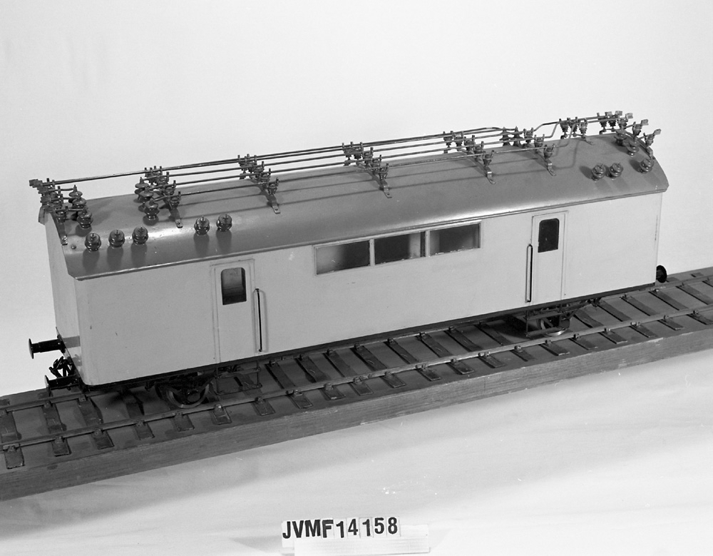 Modell av omformarevagn/ställverksvagn i grönmålad plåt.
Skala 1:20.