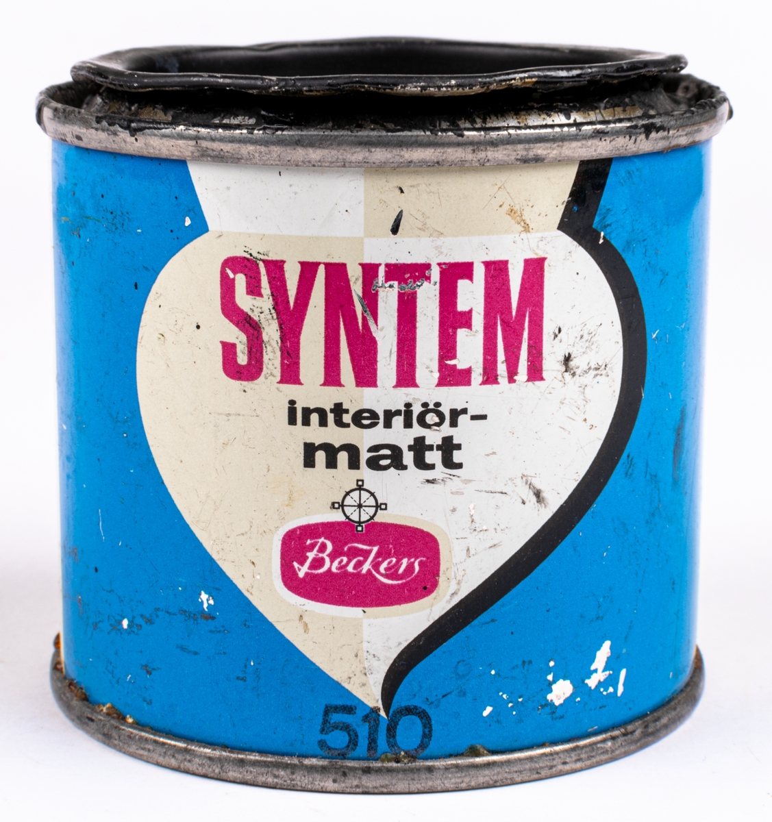 En plåtburk med målarfärg från Beckers. System interiörmatt, svart kulör.