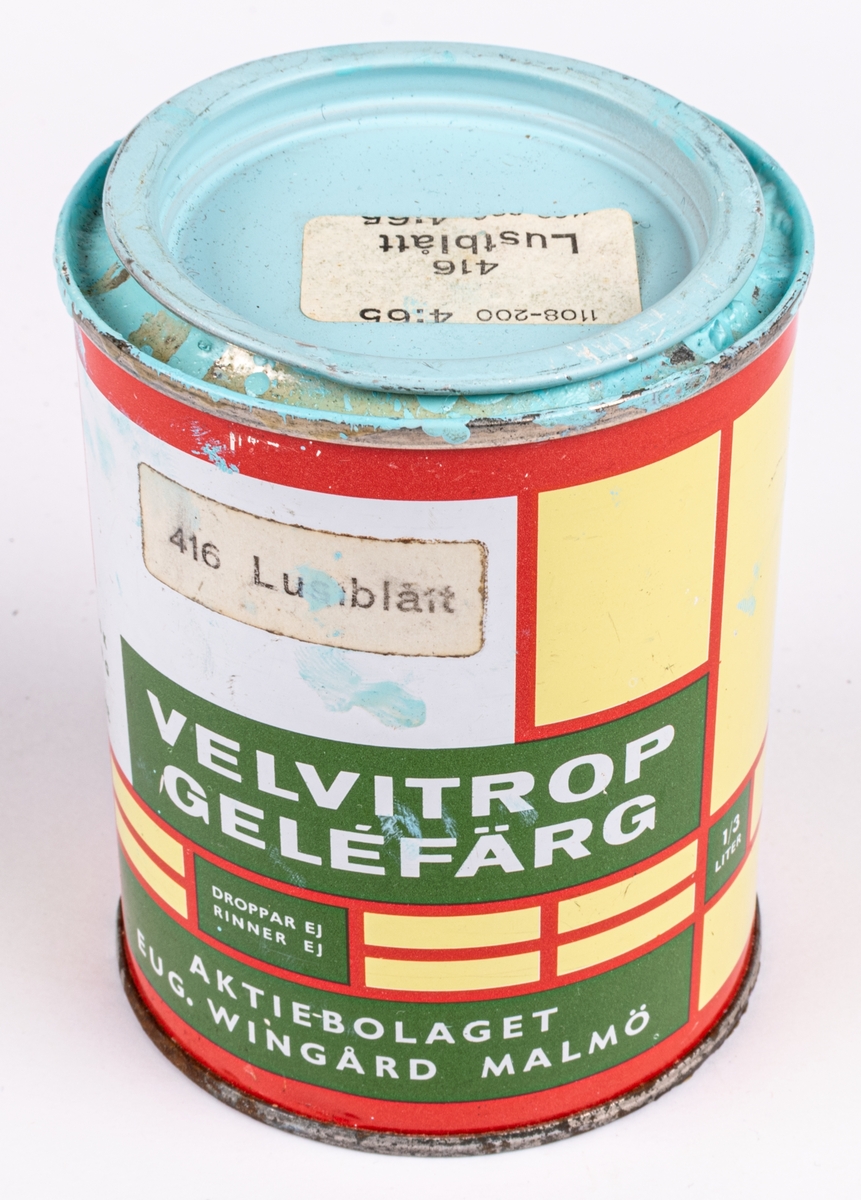 En plåtburk med målarfärg från Aktiebolaget Eug. Wingård, Malmö.
Velvitrop Geléfärg "Lustblått".