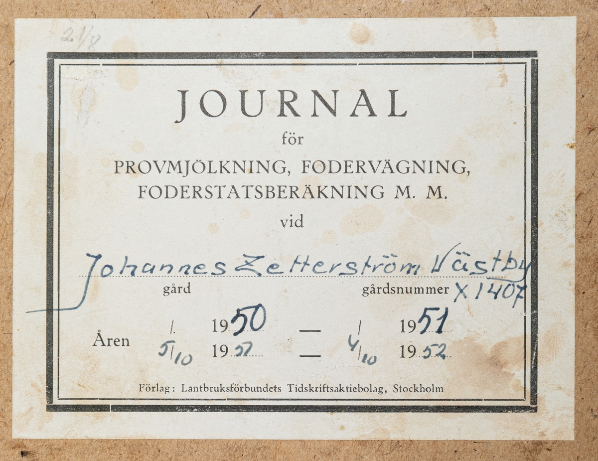 Mjölkjournal med inskrivet resultat för provmjölkning från åren 1951-1952.
Hård pärm av rå pressad papp. Svart textilrygg. Förtryckta sidor.