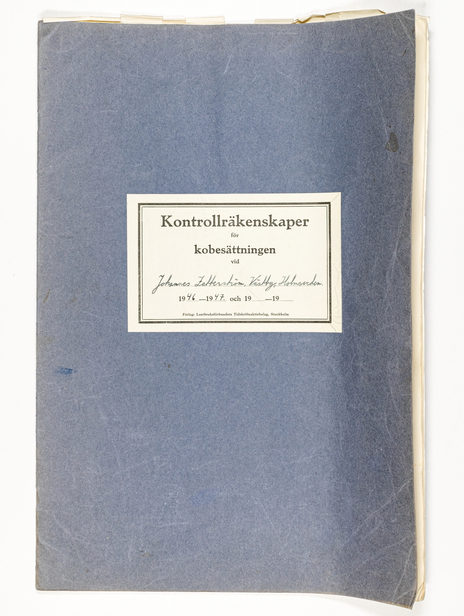 Häfte med kontrollräkenskaper för kobesättning vid Johannes Zetterström, Västby, Holmsveden, 1946-1947.
Blå pärm av grövre papper. Förtryckta sidor.
Lantbruksstyrelsens formulär från 1938.