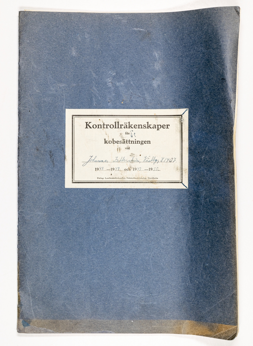 Häfte med kontrollräkenskaper för kobesättning vid Johannes Zetterström, Västby, Holmsveden, 1948-1950.
Blå pärm av grövre papper. Förtryckta sidor.
Lantbruksstyrelsens formulär från 1938.
Innehåller även lösa blad med härstammningsbevis för enskilda kor.