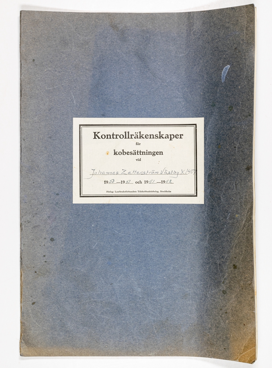 Häfte med kontrollräkenskaper för kobesättning vid Johannes Zetterström, Västby, Holmsveden, 1950-1952
Blå pärm av grövre papper. Förtryckta sidor.
Lantbruksstyrelsens formulär från 1938.