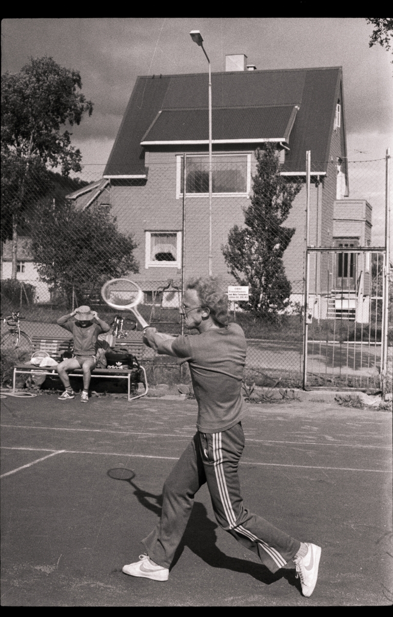 Ole Gunnar Nilsen spiller tennis.
