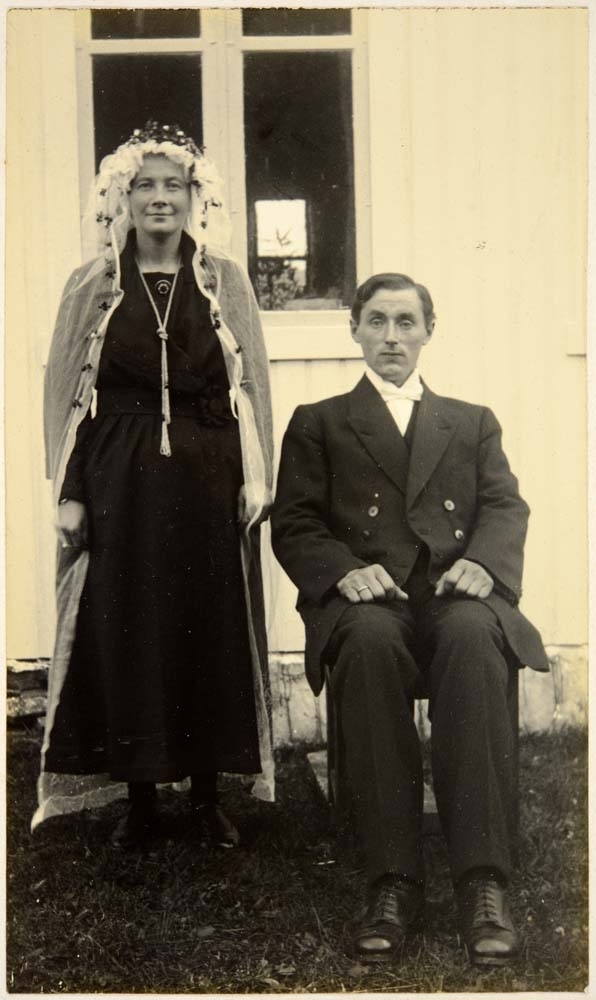 Leirfjord, Nordnes, Strand. Brudebilde av Nils og Helga Olaisen (antatt). De bodde på Strand på Nes (Nordnes).