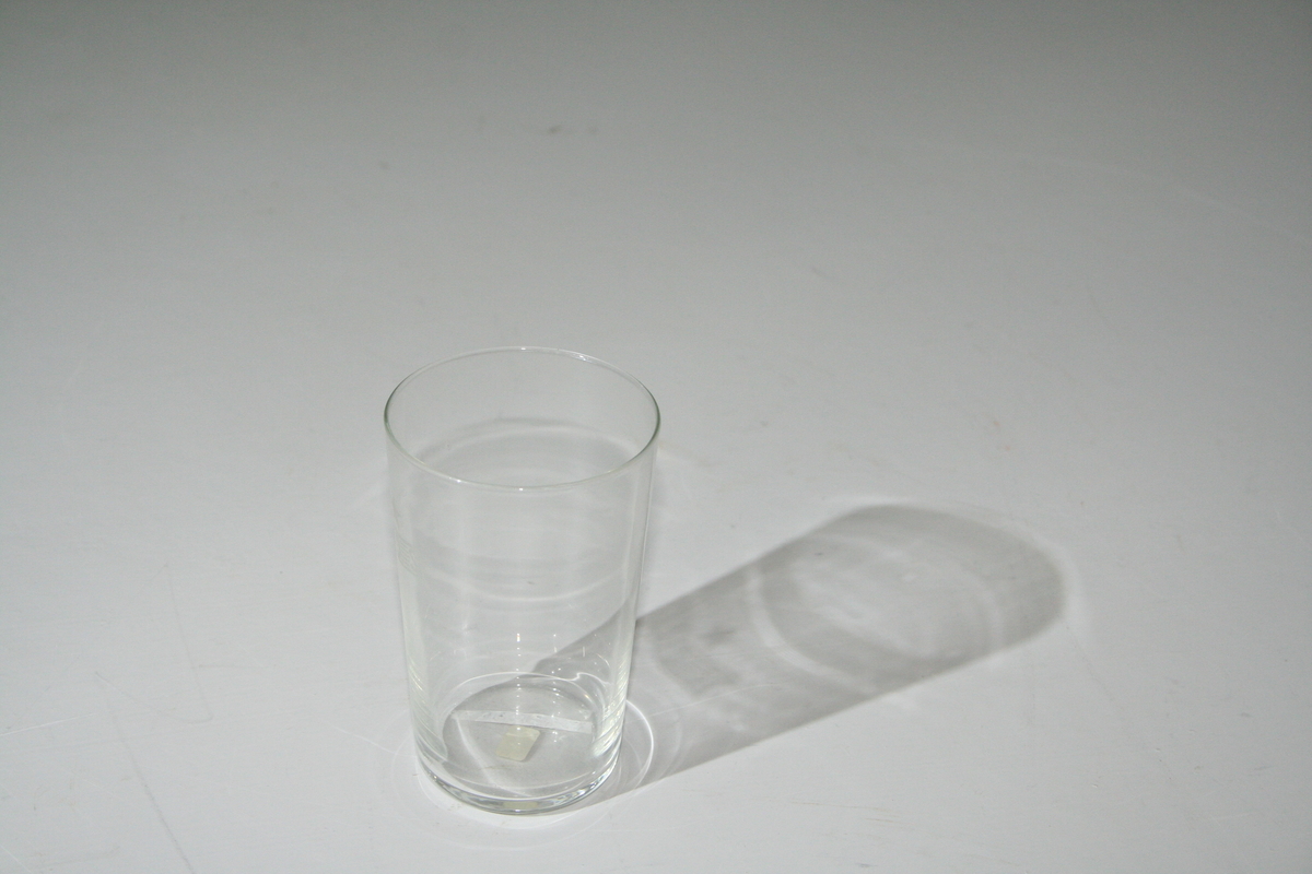 Drikkeglass i transparent glass, med innskrift BDS og ei stjerne på siden.