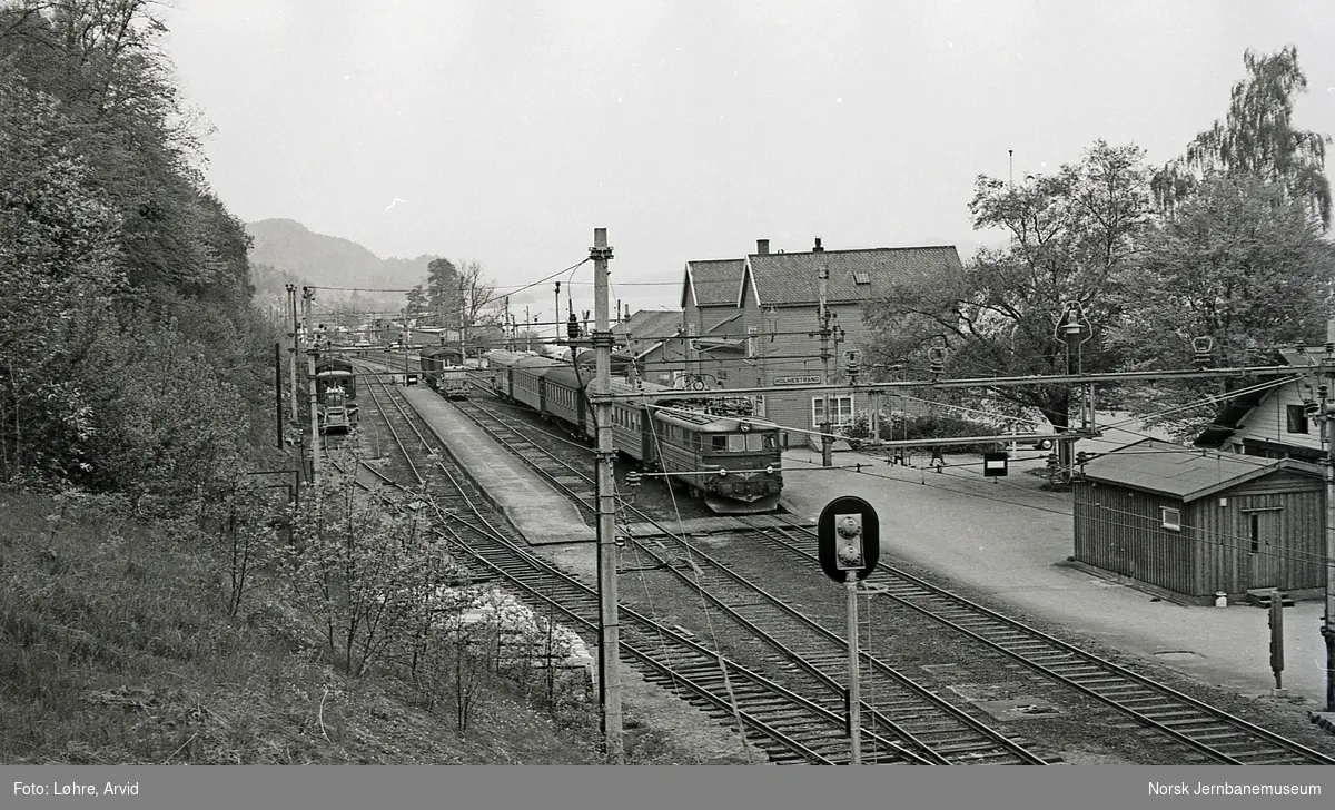 Elektrisk lokomotiv El 11 2111 med hurtigtog fra Oslo V til Skien, tog 809, på Holmestrand stasjon