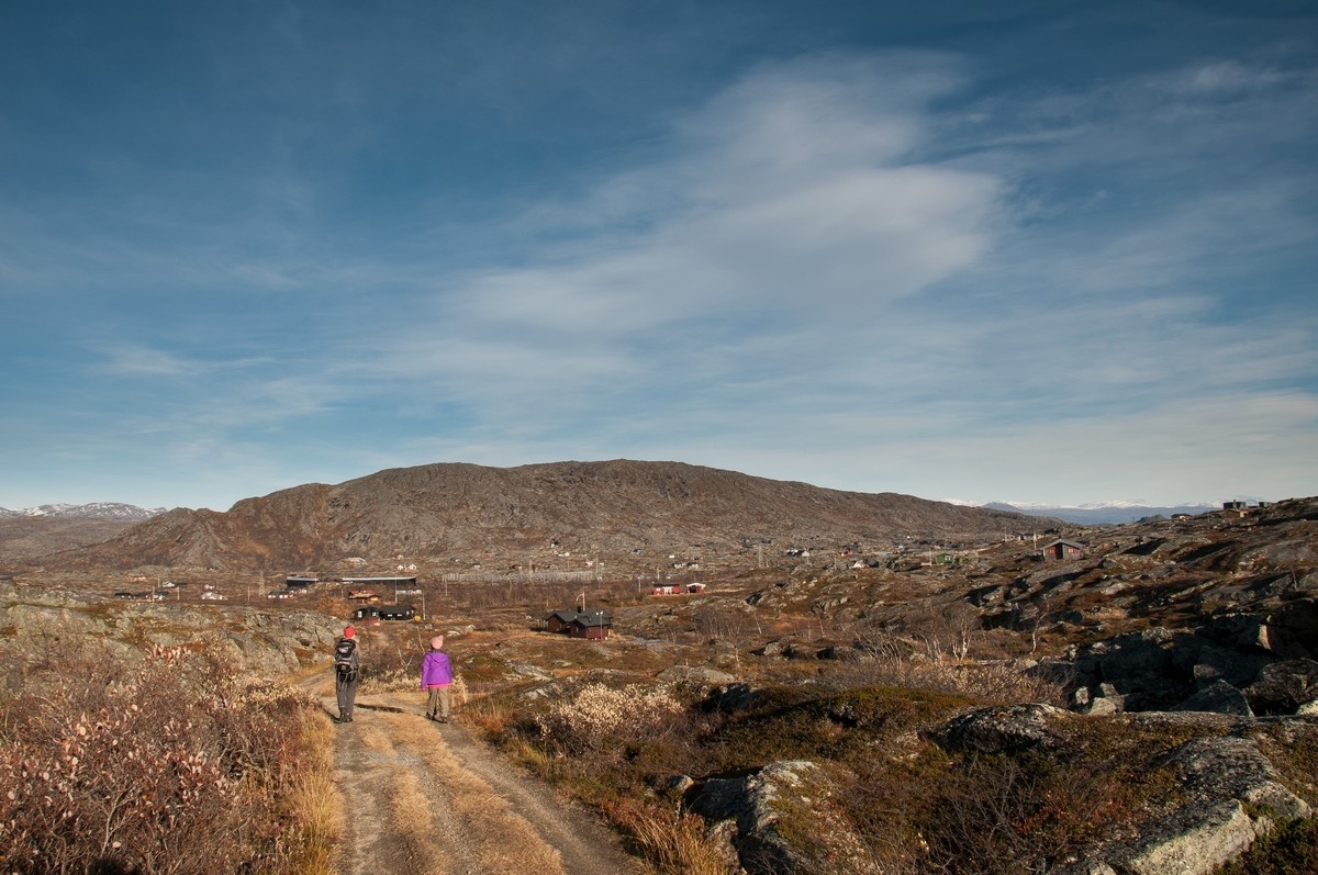 Utsikt fra Grusgropa og nedover mot platået. Bjørnfjell, hytte langs veien fra Grusgropa og mot Brudeslørvann. Foto: 5. oktober 2014. Del av bildeserie med hytter  brukt i Fremover  lørdag 20. desember 2014.