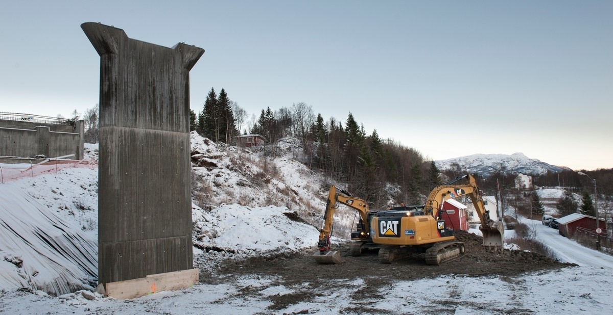 Legg merke til hytte oppe til venstre i bildet. Hålogalandsbrua, nordre side, Øyjord. 12 november 2014.