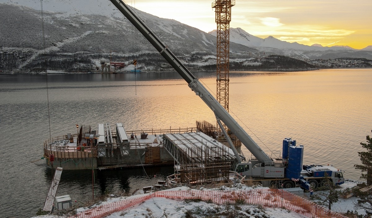 Hålogalandsbrua, nordre side, Øyjord. 12 november 2014.