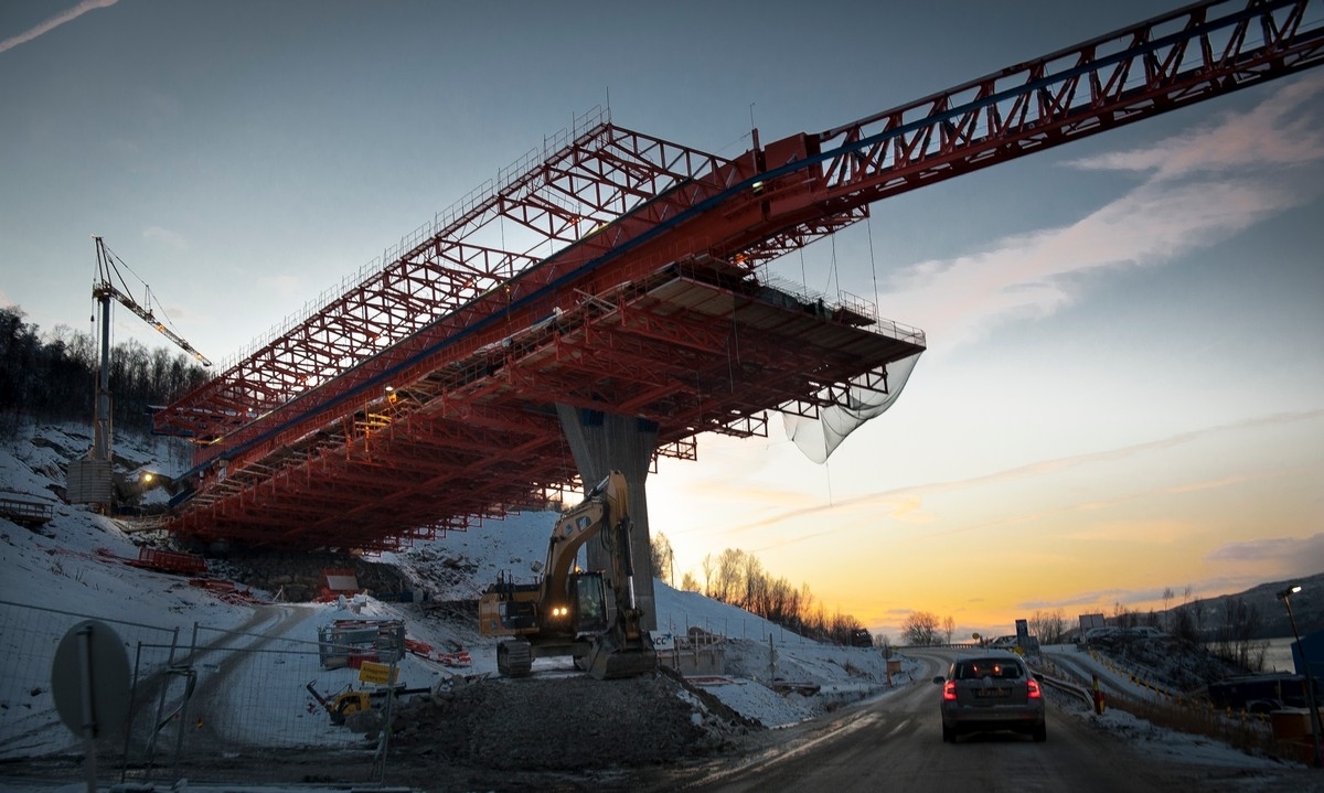 Hålogalandsbrua, nordre del, Ornes. Foto fra bil på E6, 12. november 2014.