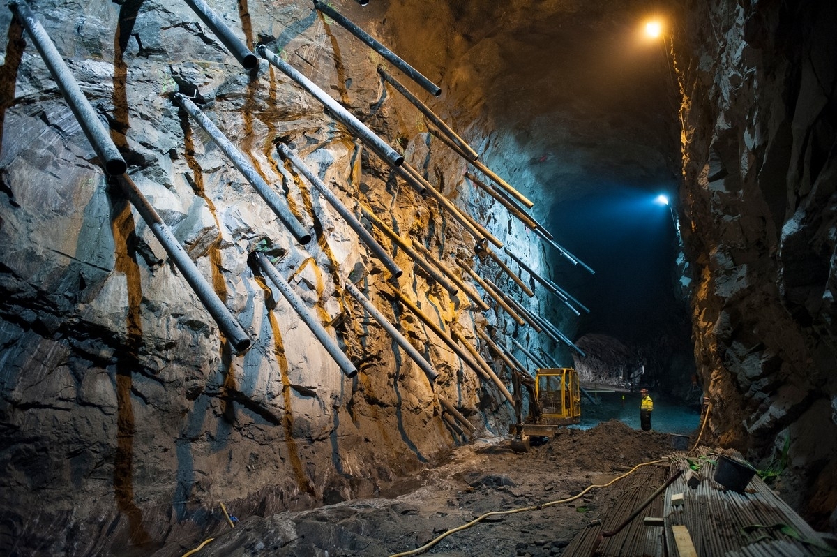 Feste for bru-wire. Nå skal det bygges en tykk betongvegg. Wirene trekkes gjennom plastrørene, og festes på yttersiden av betongveggen.