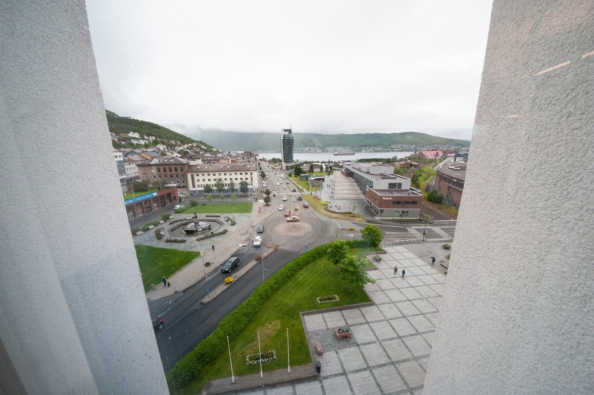 Samme fine utsikt. Etter et par års restaurering - innvendig og utvendig - ble Narvik rådhus åpnet sommeren 2017. Like etter oppussing og mens inventar var under montasje ble hele rådhuset fotografert.