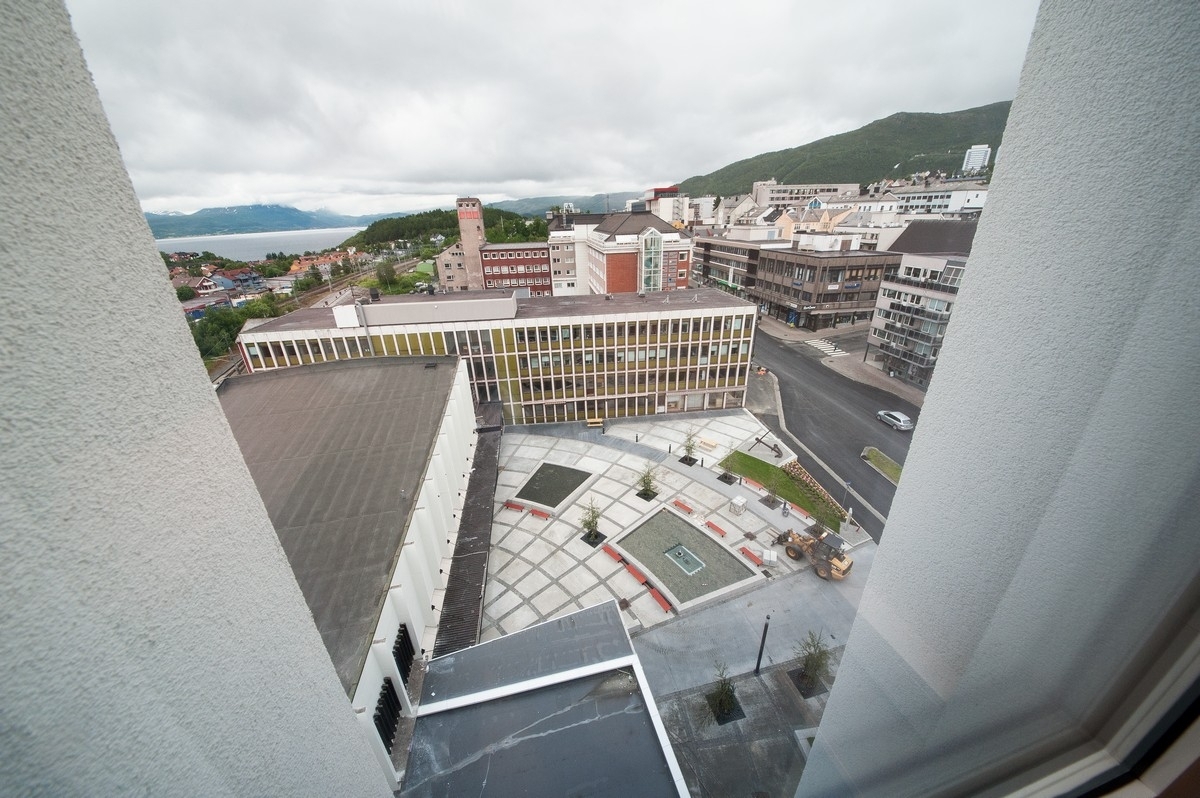 Etter et par års restaurering - innvendig og utvendig - ble Narvik rådhus åpnet sommeren 2017. Like etter oppussing og mens inventar var under montasje ble hele rådhuset fotografert.