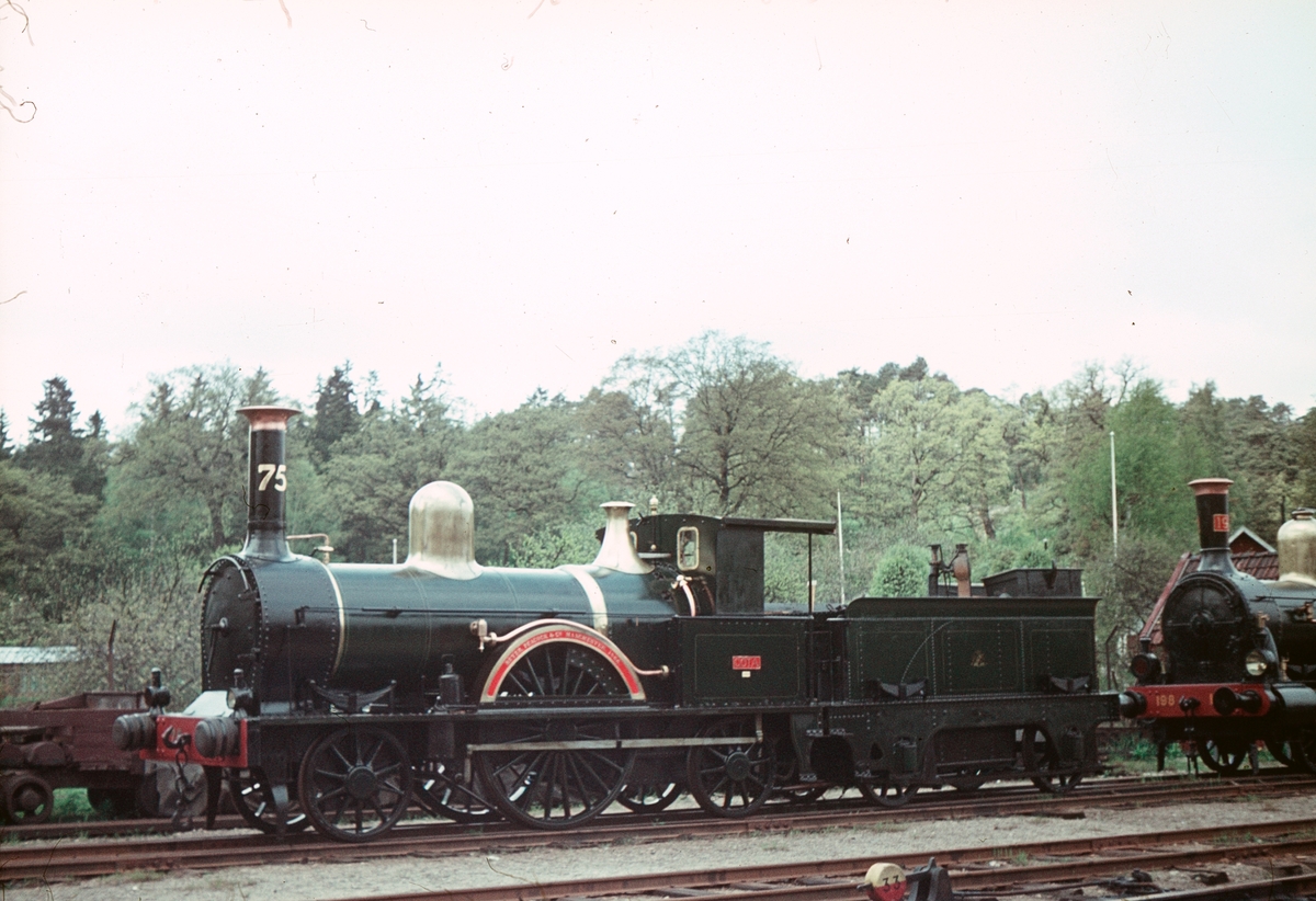 SJ ånglok litt Aa Nr 75, "Göta".
Största tillåtna hastighet: 90 km/h
Bufferttyp: mod. "Ä". Läder med tagelstoppning.
Tender: A nr 63. (kommer från 63, YMER)

Data från Katalog över Statens järnvägars avdelning å Baltiska utställningen i Malmö 1914, Stockholm 1914, s 16:

Cylinderdiameter 381 mm
Slagets längd 508 mm
Drivhjulsdiameter 1874 mm
Effektivt ångtryck 8,5 kg/kvcm
Eldyta total inv. 77,30 kvm
Rostyta 1,30 kvm
Hjulbas 4268 mm
Vikt i tjänst 24,80 ton
Adhesionsvikt 12,00 ton
Dragkraft 2170 kg
Tenderns vikt inklusive fulla förråd bestående av 1,40 ton kol och 5,43 ton vatten 14,28 ton.
