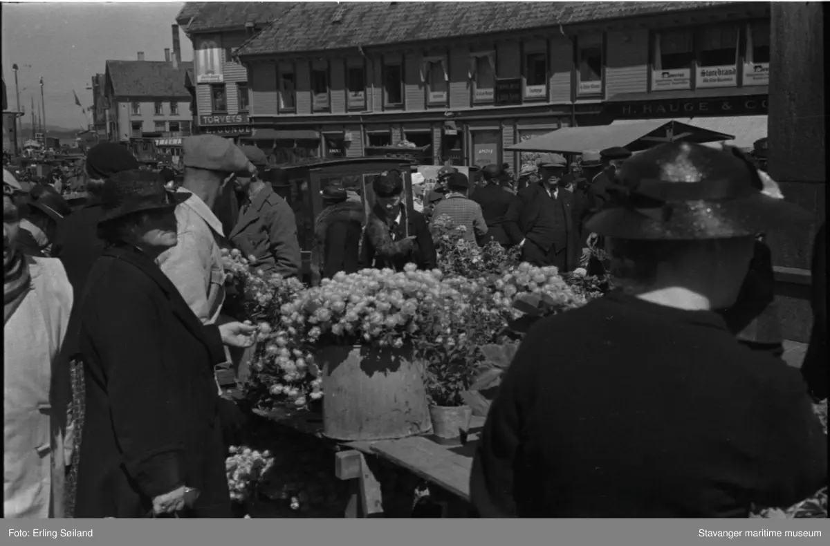 Fra Torget med blomsterhandlere.