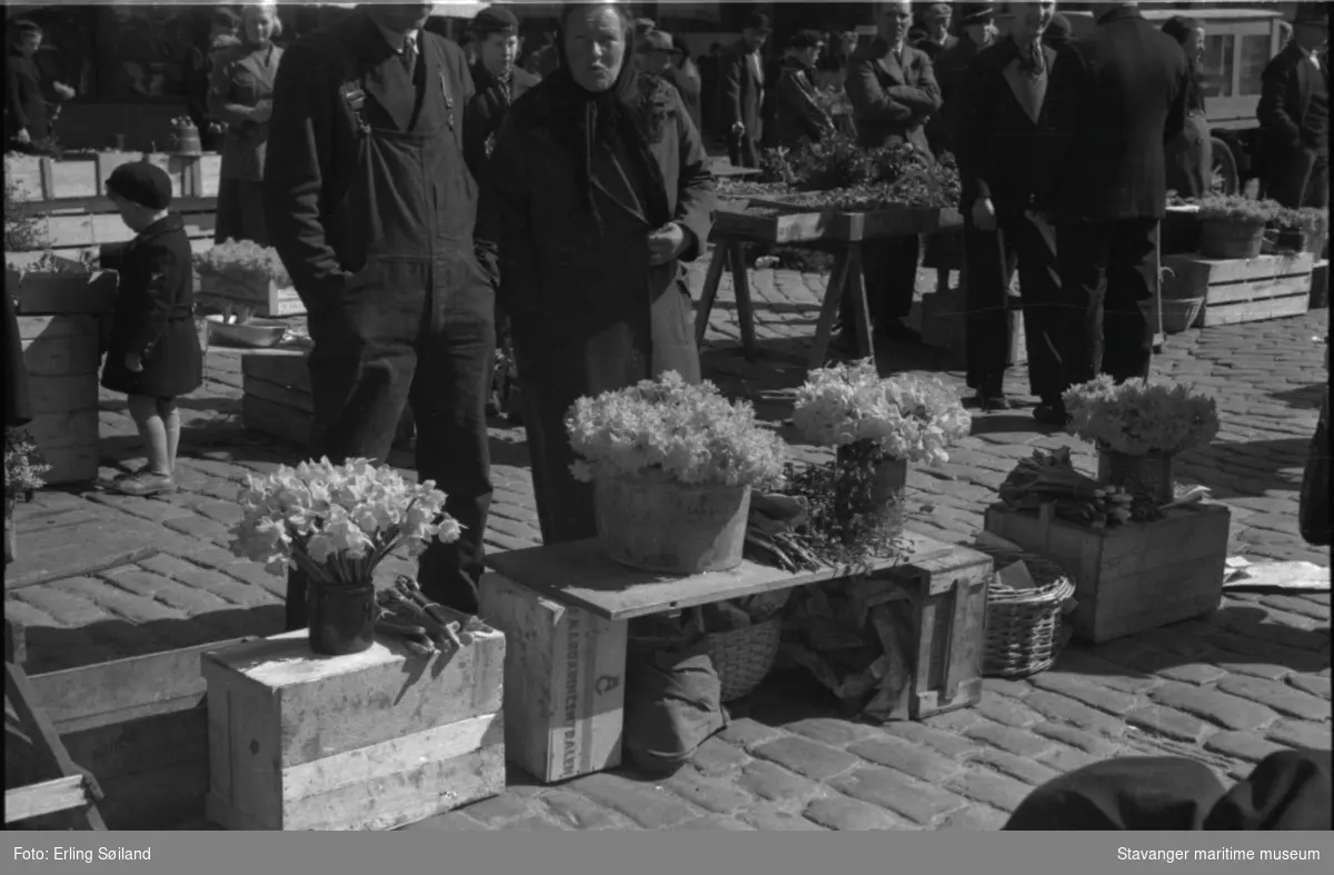 Fra Torget med blomsterhandlere.