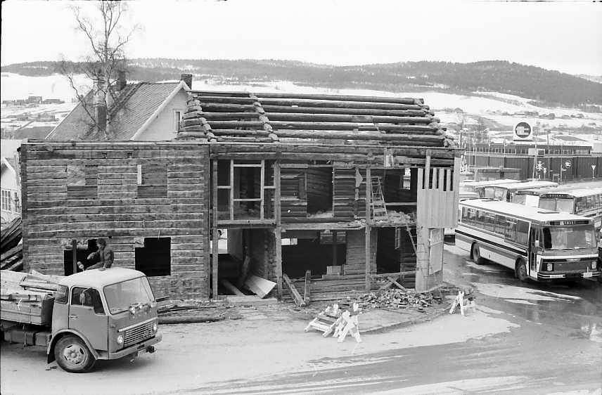 Sorenskrivergården under riving. 