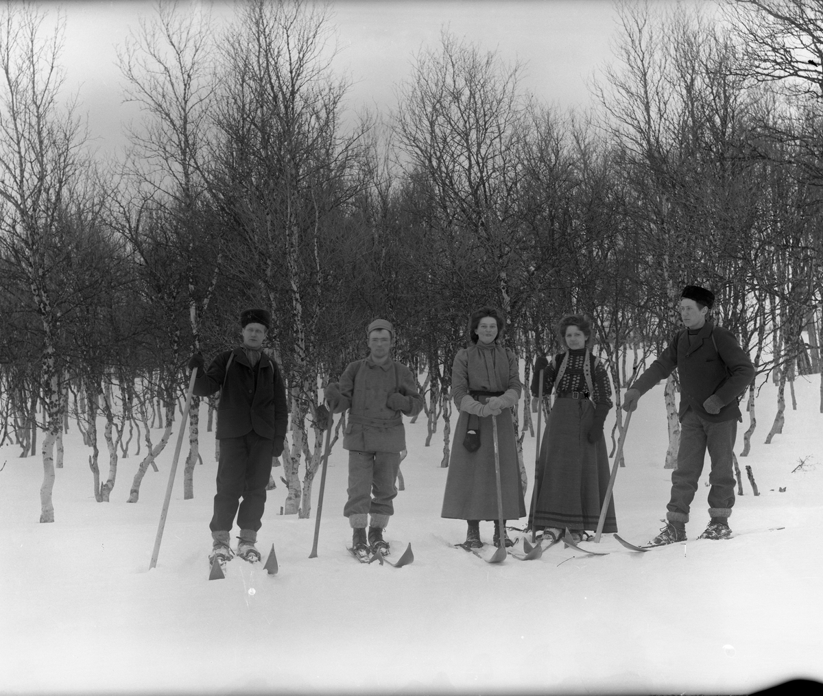Ungdommer på skitur