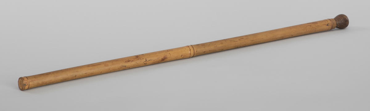 Selvlaget taktstokk, dirigentsatv, med etui. Etuiet er laget av en gjenbrukt skistav i bambus.