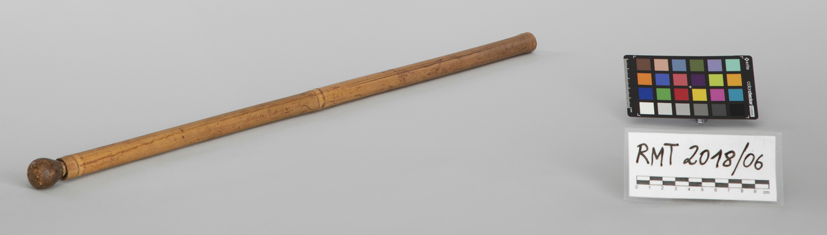 Selvlaget taktstokk, dirigentsatv, med etui. Etuiet er laget av en gjenbrukt skistav i bambus.