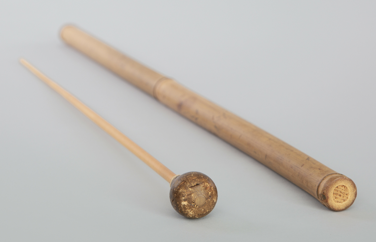 Selvlaget taktstokk, dirigentsatv, med etui. Etuiet er laget av en gjenbrukt skistav i bambus.