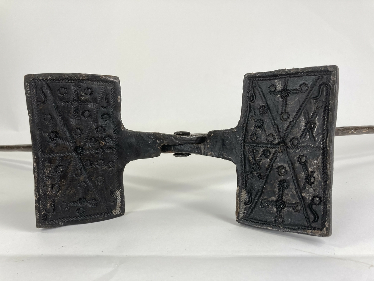 Langskaftet gorojern til bruk i peis. Goro ble bakt til høgtider og særlig til jul. Baking var kvinnenes oppgave i husholdningen.  