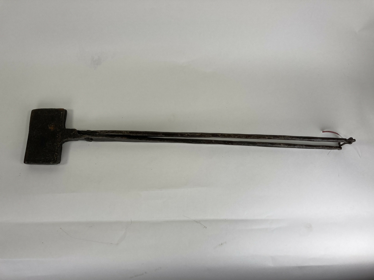 Langskaftet gorojern til bruk i peis. Goro ble bakt til høgtider og særlig til jul. Baking var kvinnenes oppgave i husholdningen.  