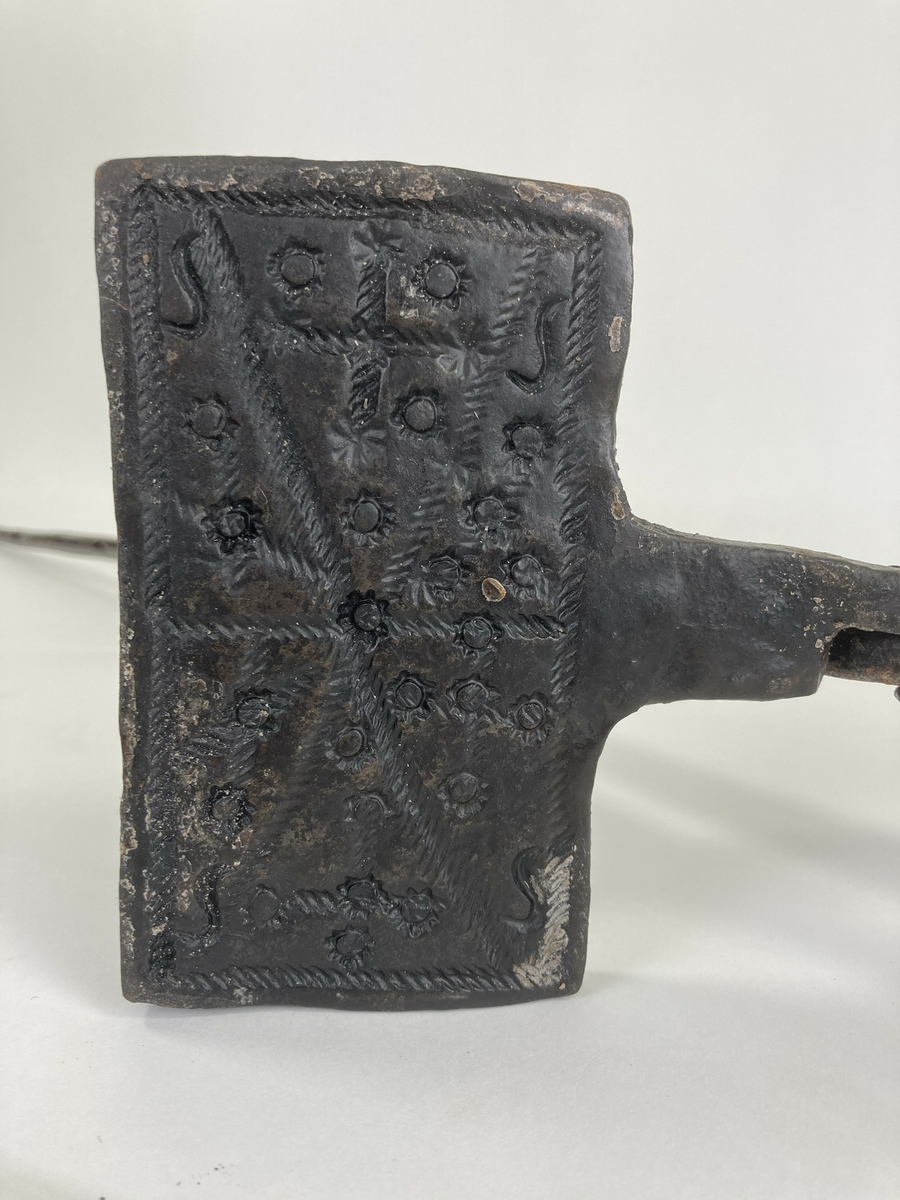 Langskaftet gorojern til bruk i peis. Goro ble bakt til høgtider og særlig til jul. Baking var kvinnenes oppgave i husholdningen.  