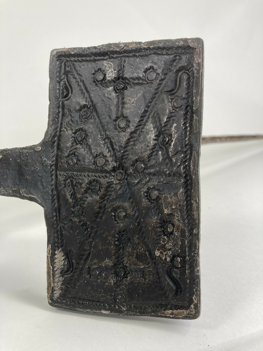 Langskaftet gorojern til bruk i peis. Goro ble bakt til høgtider og særlig til jul. Baking var kvinnenes oppgave i husholdningen.  