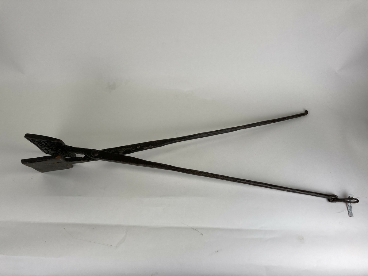 Langskaftet gorojern til bruk i peis. Goro ble bakt til høgtider og særlig til jul. Baking var kvinnenes oppgave i husholdningen.  