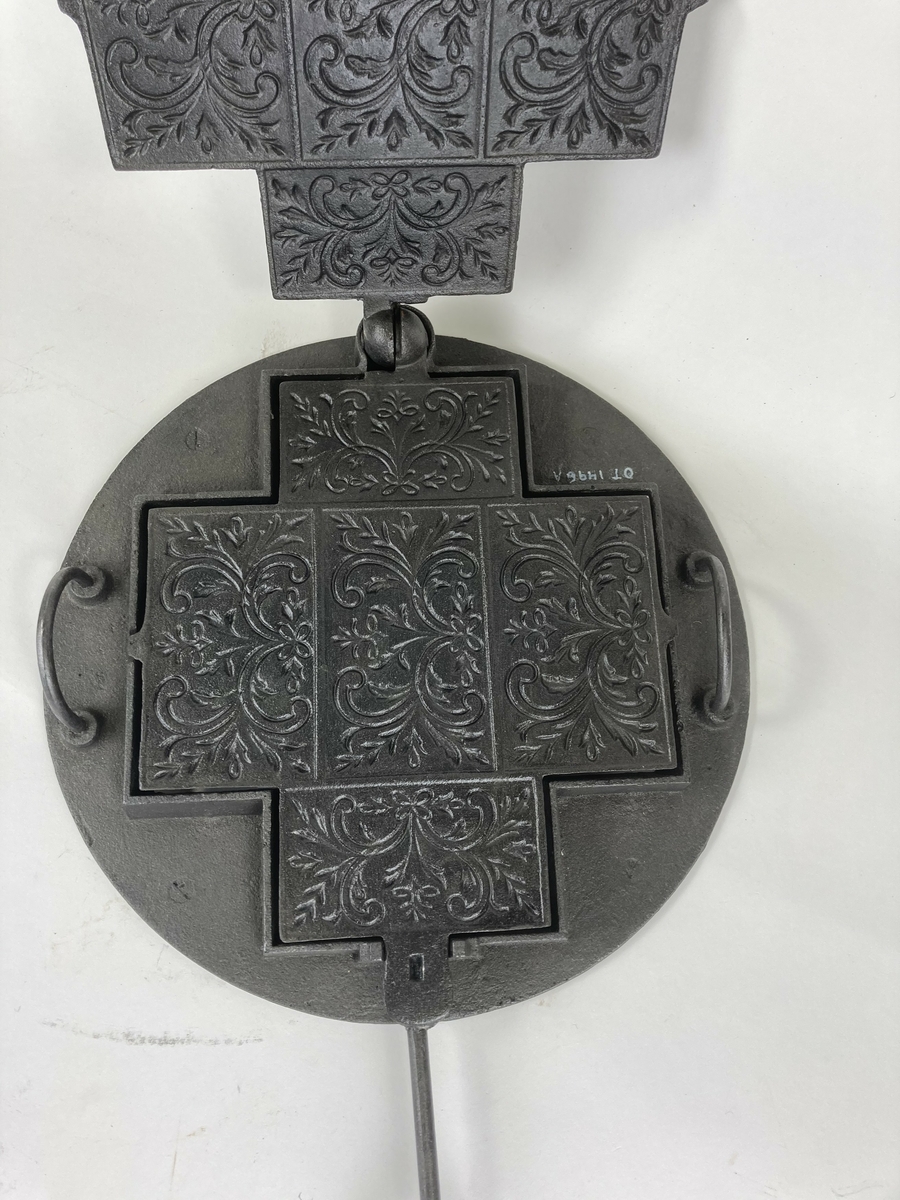 Vippejern for goro for bruk i jernkomfyr. Ringene i ovnen ble tatt ut under steiking. Goro ble bakt til høgtider og særlig til jul. Baking var kvinnenes oppgave i husholdningen. Gjenstanden består av sjølve jernet og ramma som jernet hviler i.